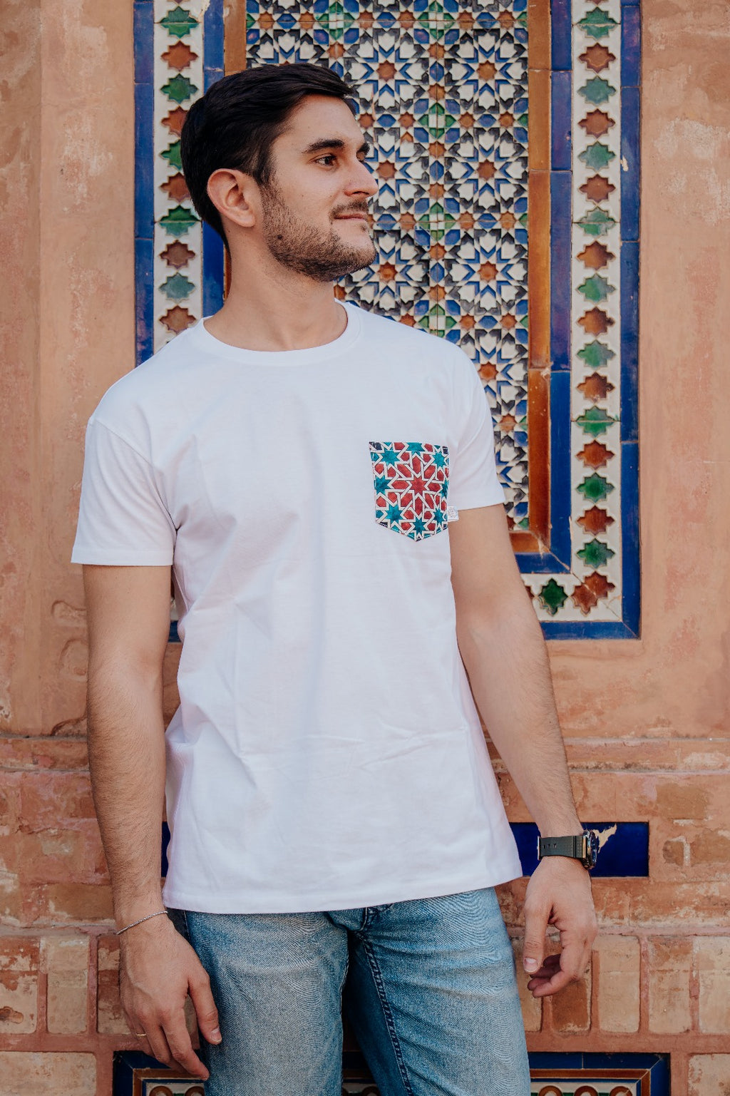 Modelo hombre: 1,83 m altura. Camiseta talla L